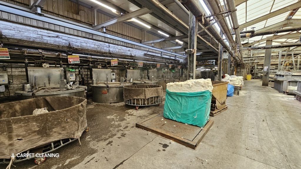 Dye baths for dyeing fibres